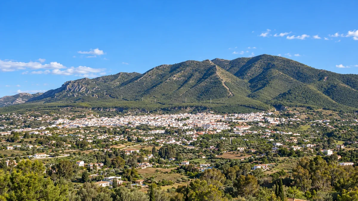 Het witte dorp Alhaurín el Grande aan de voet van de Sierra de Mijas