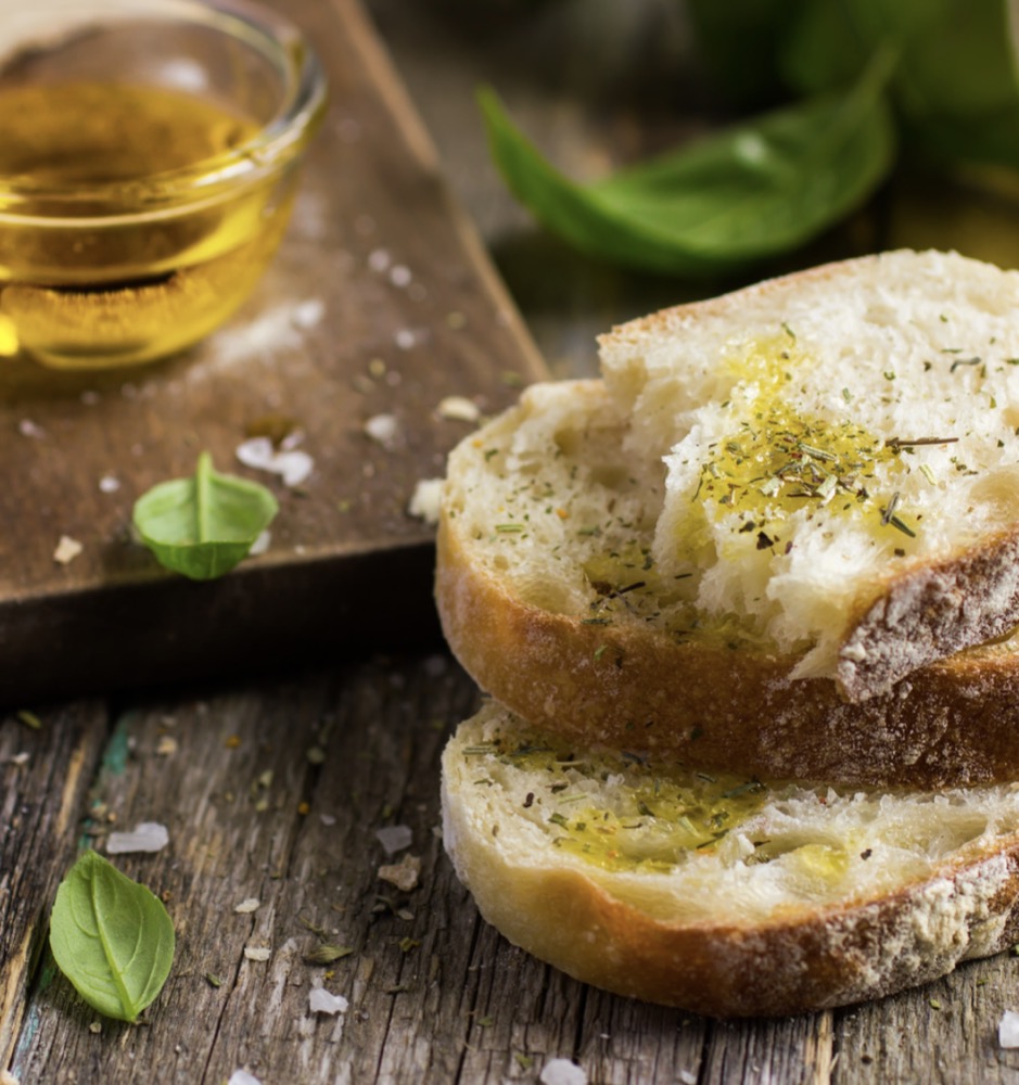 Vers brood met olijfolie, zeezout en basilicum